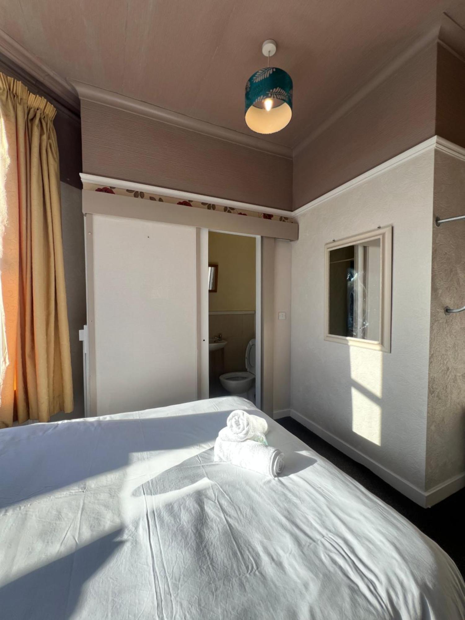 No 1 Lord Street Bed & Breakfast - Blackpool — Photos 3