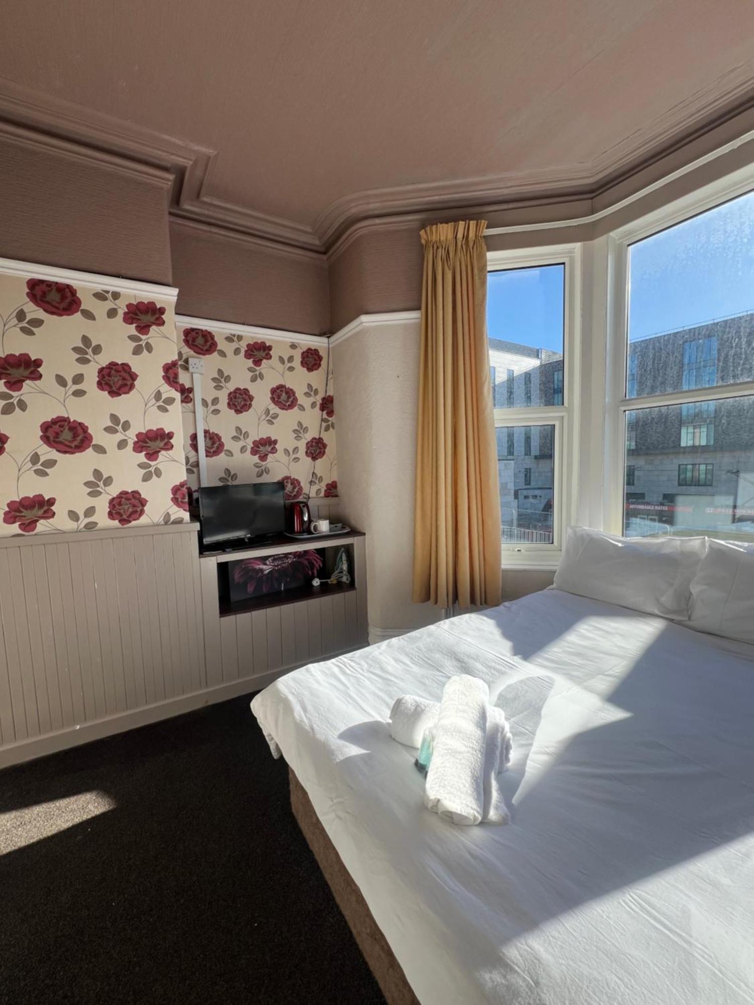 No 1 Lord Street Bed & Breakfast - Blackpool — Photos 1